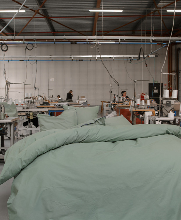 Parure de lit vert de gris en coton bio - La Gentle Factory - Plan large usine