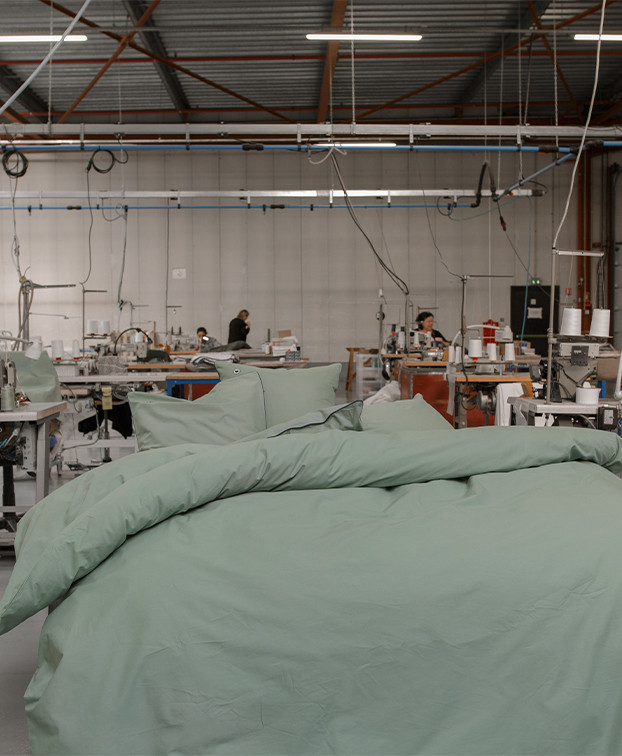 Parure de lit vert de gris en coton bio - La Gentle Factory - Plan large usine Parure de lit vert de gris en coton bio - La Gentle Factory - Plan large usine