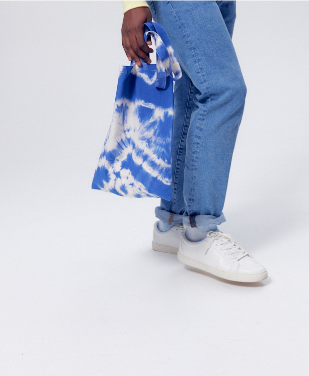Tote bag Tim Tie & Dye bleu en coton bio - La Gentle Factory - Vue secondaire Tote bag Tim Tie & Dye bleu en coton bio - La Gentle Factory - Vue secondaire