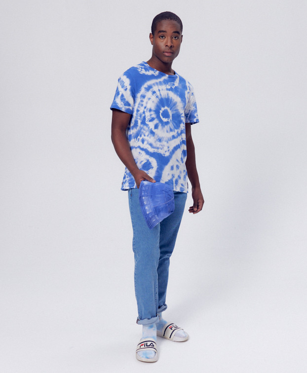 Tee-shirt Thomas Tie & Dye bleu en coton bio - La Gentle Factory - Vue debout Tee-shirt Thomas Tie & Dye bleu en coton bio - La Gentle Factory - Vue debout