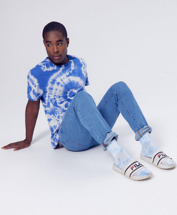 Tee-shirt Thomas Tie & Dye bleu en coton bio - La Gentle Factory - Vue assise Tee-shirt Thomas Tie & Dye bleu en coton bio - La Gentle Factory - Vue assise