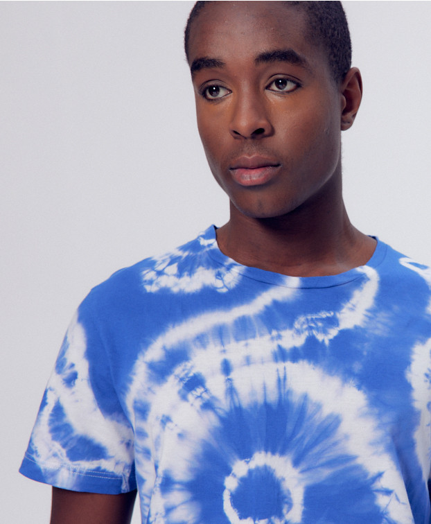 Tee-shirt Thomas Tie & Dye bleu en coton bio - La Gentle Factory - Vue principale Tee-shirt Thomas Tie & Dye bleu en coton bio - La Gentle Factory - Vue principale
