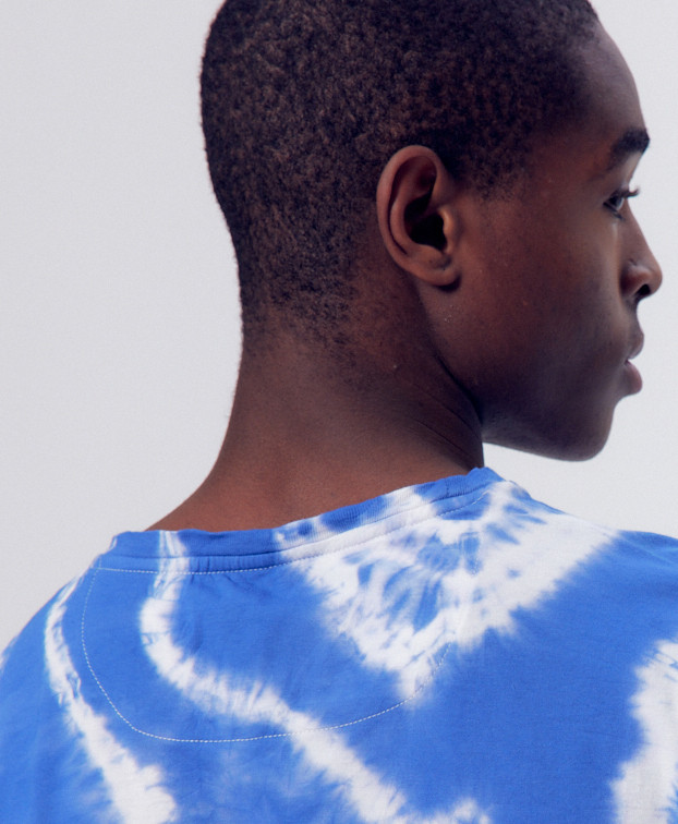 Tee-shirt Thomas Tie & Dye bleu en coton bio - La Gentle Factory - Zoom cou Tee-shirt Thomas Tie & Dye bleu en coton bio - La Gentle Factory - Zoom cou