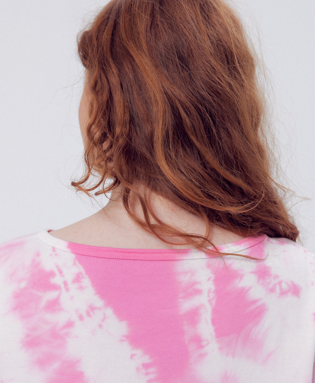 Tee-shirt Christèle Tie & Dye rose en coton bio - La Gentle Factory - Zoom col arrière Tee-shirt Christèle Tie & Dye rose en coton bio - La Gentle Factory - Zoom col arrière