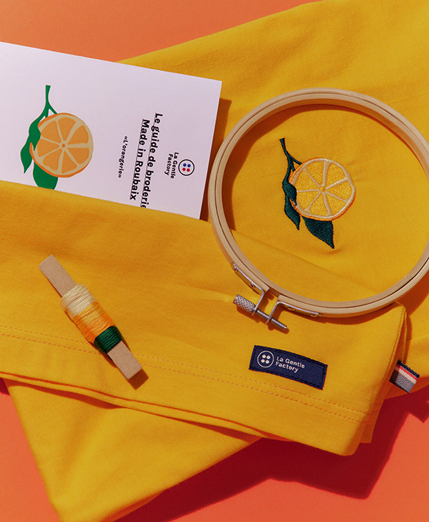Tee-shirt Barthélémy "Orangeade" jaune foncé et son kit broderie - La Gentle Factory - Image broderie