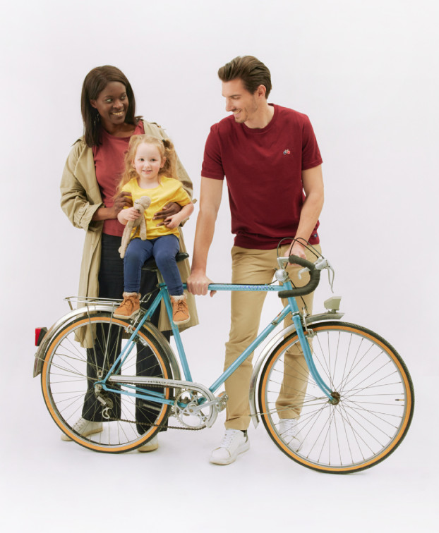 Tee-shirt Sam vélo jaune en coton bio - La Gentle Factory - Vue famille Tee-shirt Sam vélo jaune en coton bio - La Gentle Factory - Vue famille
