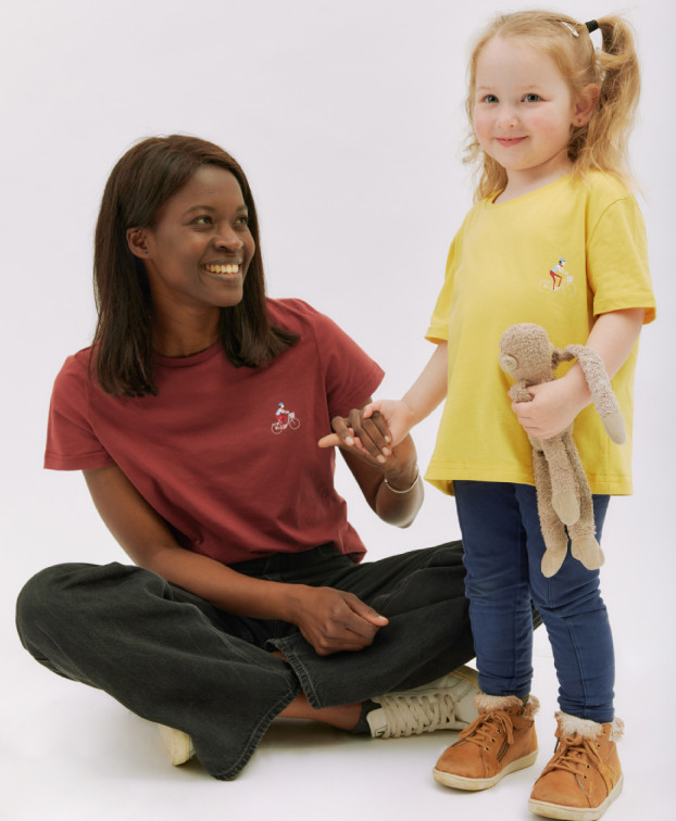 Tee-shirt Eden "à vélo" jaune en coton bio - La Gentle Factory - Vue maman Tee-shirt Eden "à vélo" jaune en coton bio - La Gentle Factory - Vue maman