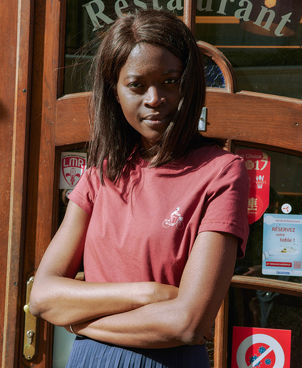 Tee-shirt Prune "à vélo" bordeaux en coton bio - La Gentle Factory - Vue de face bras nus