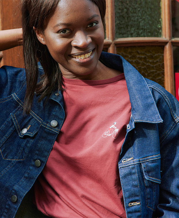 Tee-shirt Prune "à vélo" bordeaux en coton bio - La Gentle Factory - Vue de face avec veste