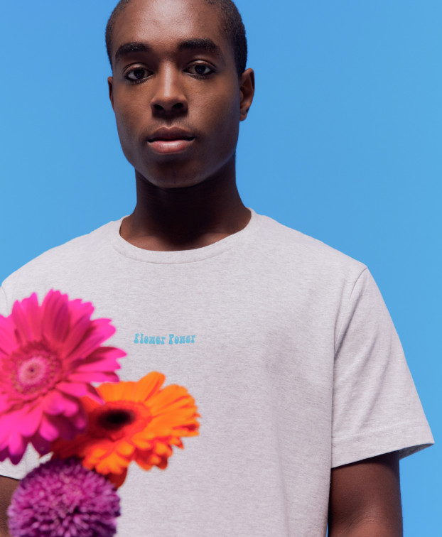 Tee-Shirt Philibert "Flower" gris en jersey fibres recyclées - La Gentle Factory - Photo zoomée