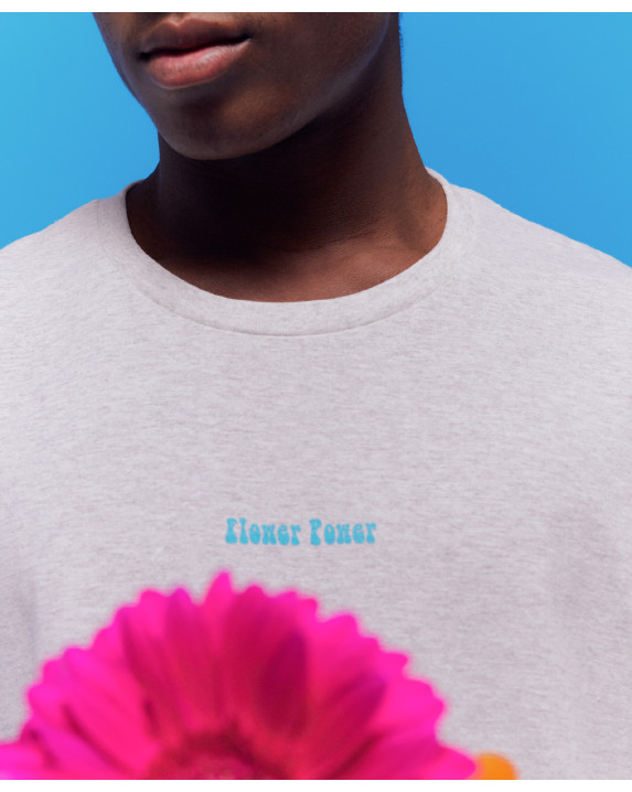 Tee-Shirt Philibert "Flower" gris en jersey fibres recyclées - La Gentle Factory - Photo gros plan