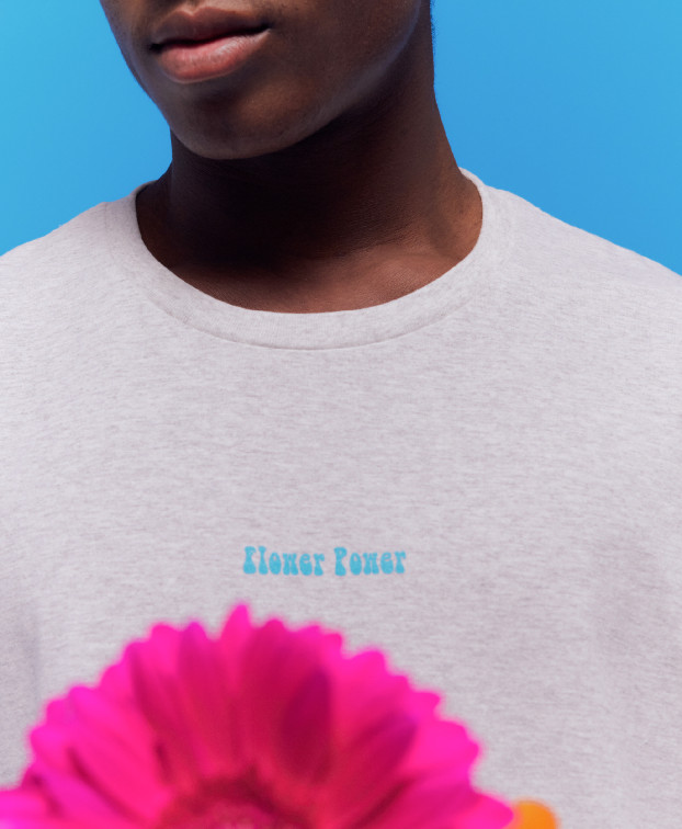 Tee-Shirt Philibert "Flower" gris en jersey fibres recyclées - La Gentle Factory - Photo gros plan