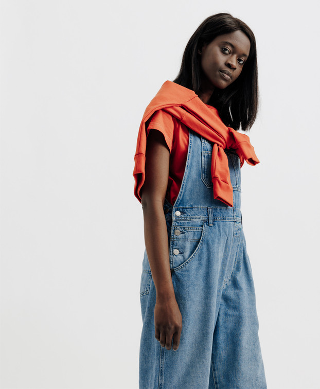 TS colors femme orange - La Gentle Factory - debout avec salopette