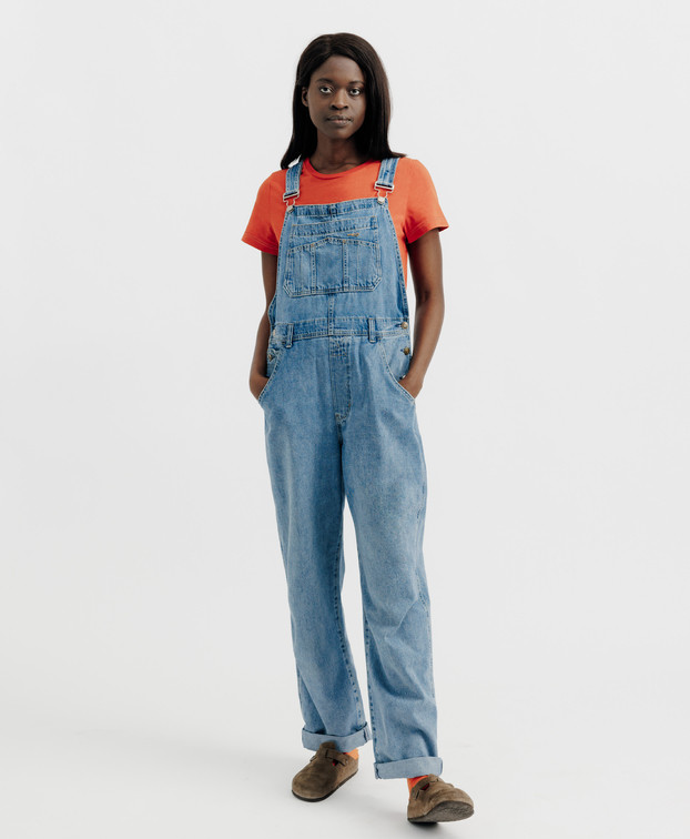 TS colors femme orange - La Gentle Factory - debout avec salopette