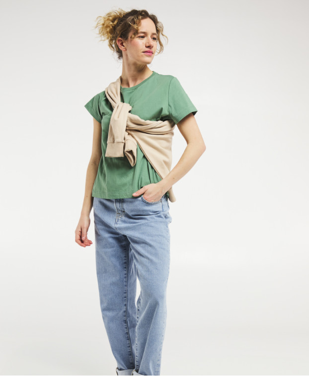 Tee-shirt Isaure vert olive en coton bio fabriqué en France - vue sihlouette