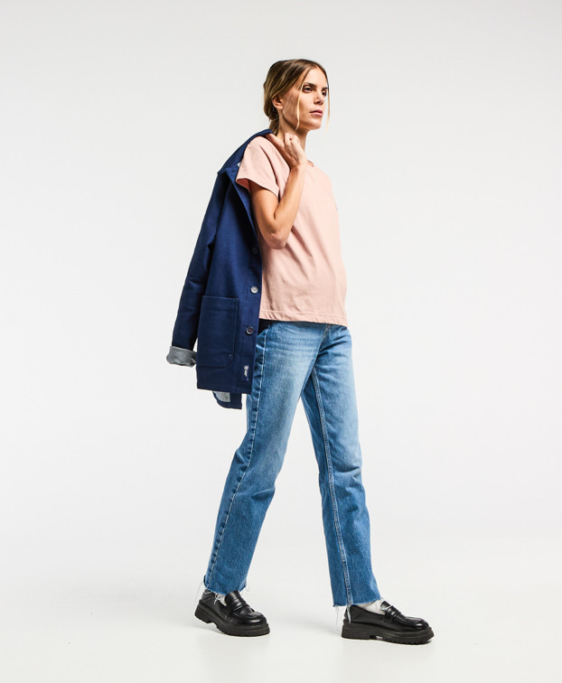 Tee-shirt Brune brodé vélo vieux rose en coton bio made in France - vue profil