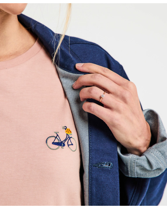 Tee-shirt Brune brodé vélo vieux rose en coton bio made in France - vue zoom