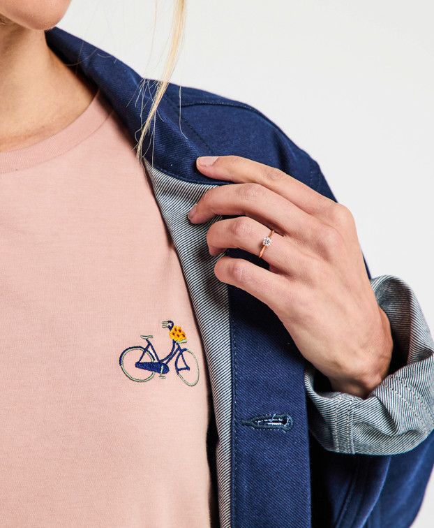 Tee-shirt Brune brodé vélo vieux rose en coton bio made in France - vue zoom
