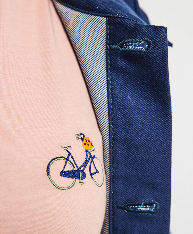 Tee-shirt Brune brodé vélo vieux rose en coton bio made in France - vue détail