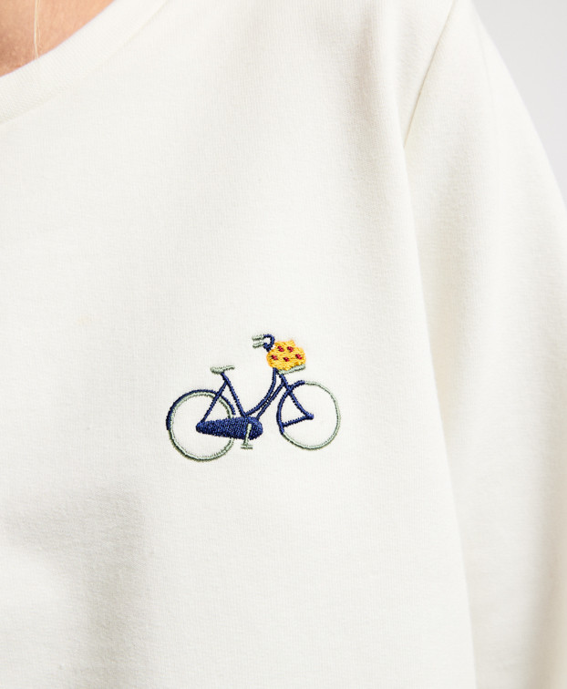 Sweat Bérénice brodé vélo écru clair en coton bio - focus broderie