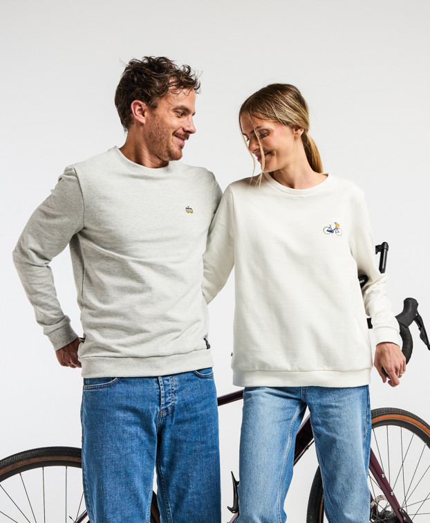 Sweat Bérénice brodé vélo écru clair en coton bio - vue duo