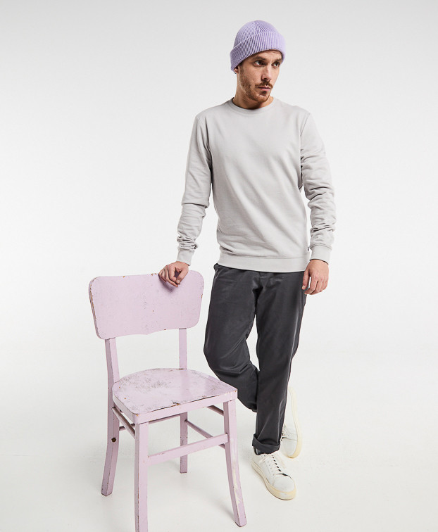 Justin, le sweat homme - Gris Acier Made in France - vue debout