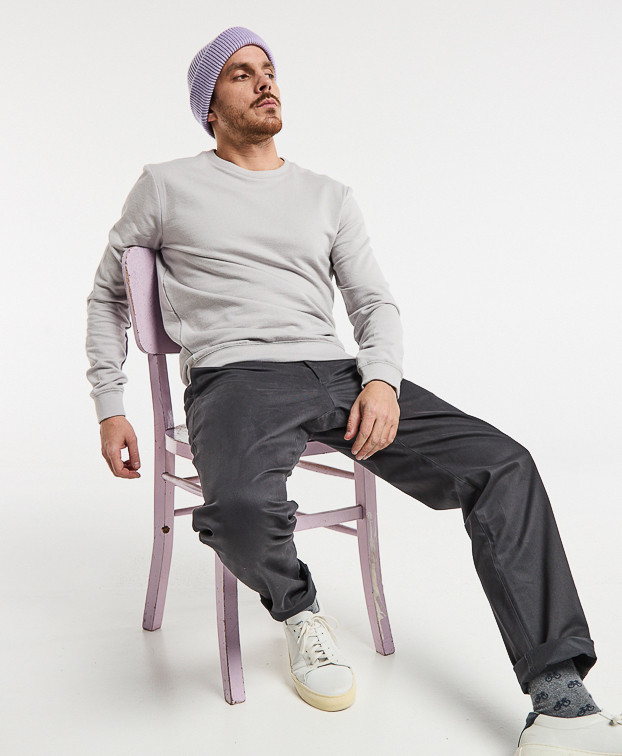 Justin, le sweat homme - Gris Acier Made in France - vue assise