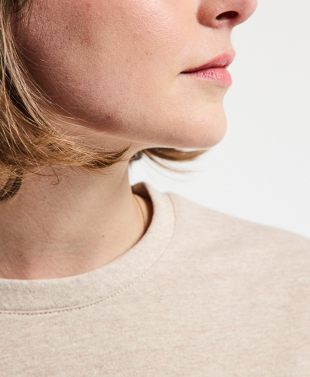 Sweat Hélène beige en coton recyclé - zoom col