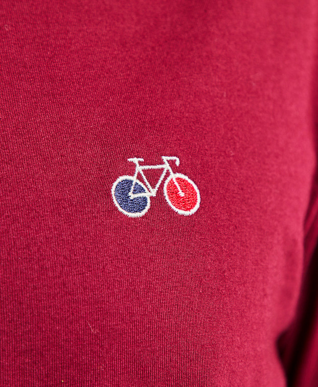 Tee-shirt Barthélémien "à vélo" bordeaux en coton bio - zoom broderie
