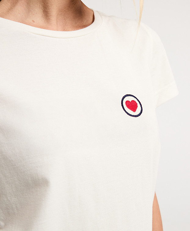 Tee-shirt Blanche brodé cœur écru en coton bio - zoom broderie