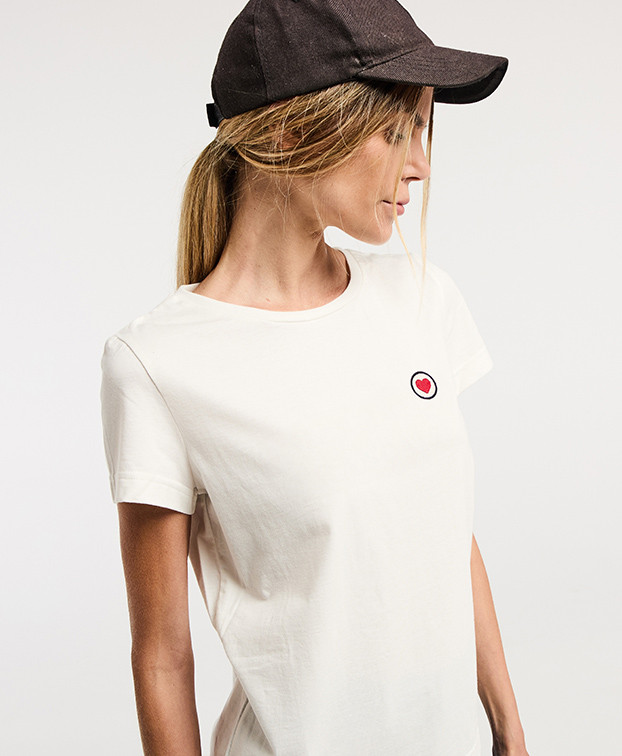 Tee-shirt Blanche brodé cœur écru en coton bio - face zoom poitrine