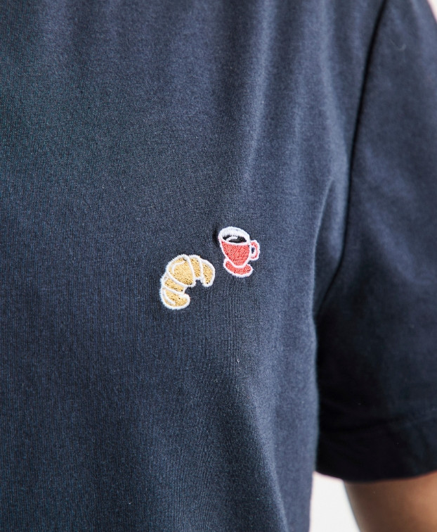Tee-Shirt Baptiste "Café croissant" bleu en coton bio- zoom broderie