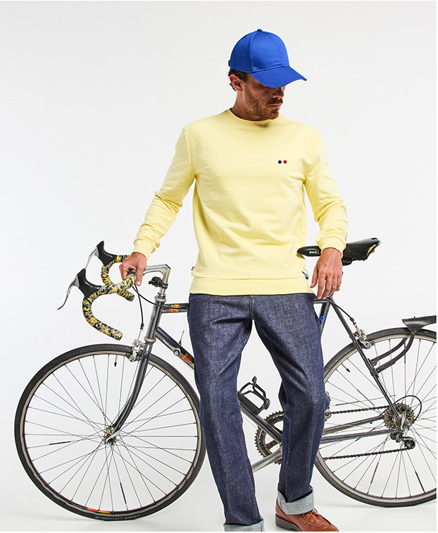 Sweat Benoit brodé vélo jaune pastel en coton bio  - vue face