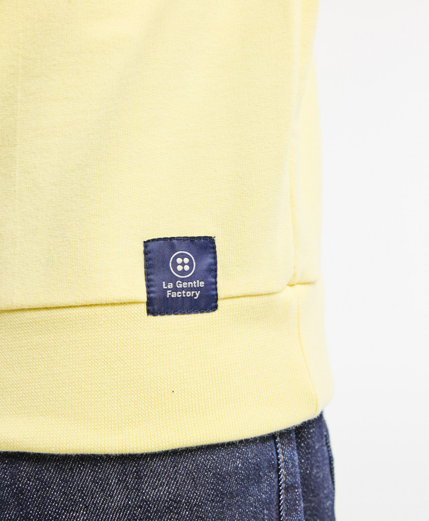 Sweat Benoit brodé vélo jaune pastel en coton bio - zoom étiquette