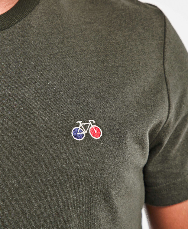 Tee-shirt Barthélémien brodé vélo kaki chiné en coton recyclé - zoom broderie