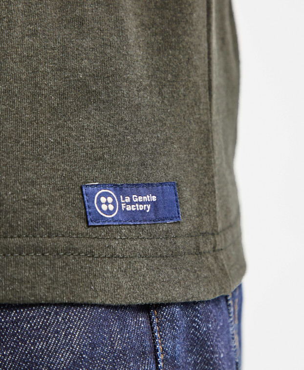 Tee-shirt Barthélémien brodé vélo kaki chiné en coton recyclé - zoom étiquette