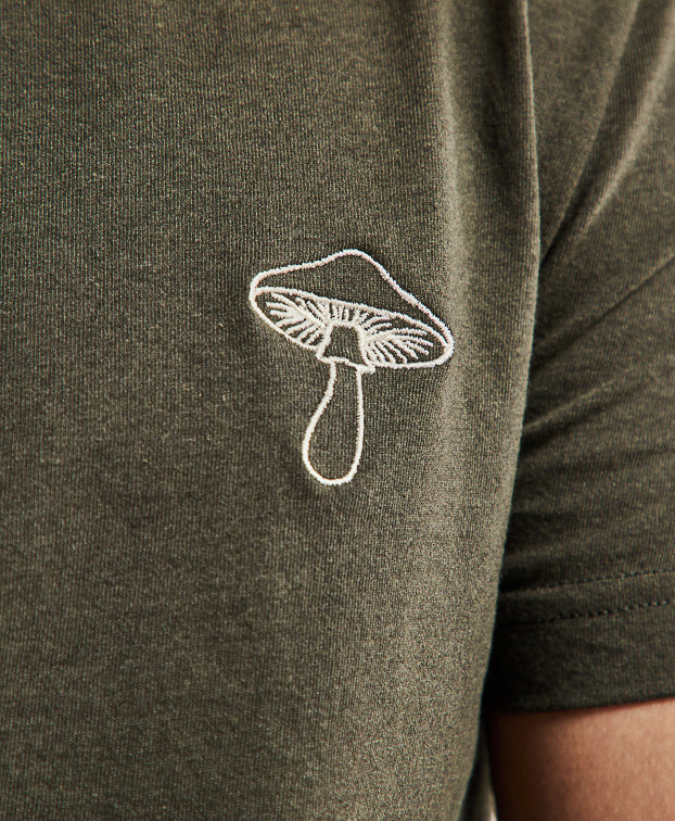 Tee-shirt Baptiste made in France kaki brodé champignon en coton recyclé- zoom broderie