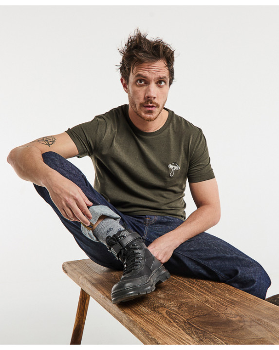 Tee-shirt Baptiste made in France kaki brodé champignon en coton recyclé- vue assise