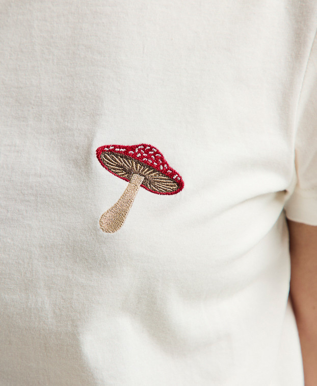 Tee-shirt Blanche made in France brodé champignon écru en coton bio - zoom broderie