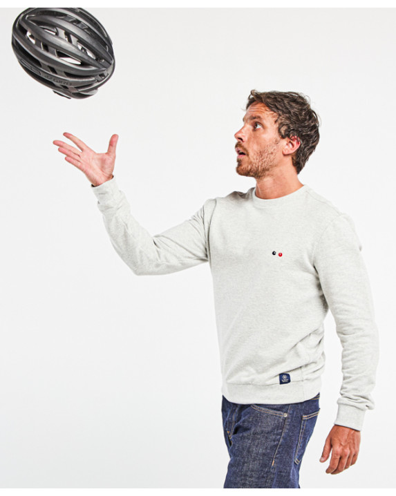 Sweat Basile brodé gris recyclé - La Gentle Factory - Vue côté