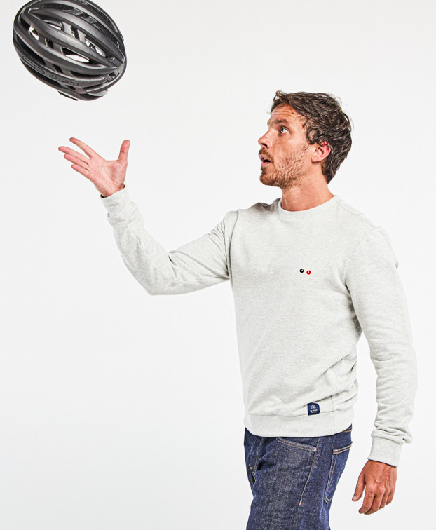 Sweat Basile brodé gris recyclé - La Gentle Factory - Vue côté