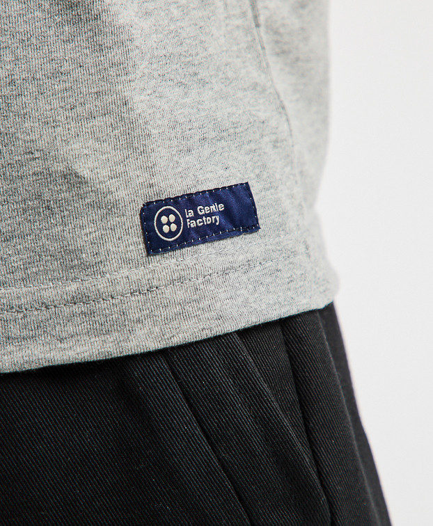 Tee-shirt Barthélémien brodé Pouvoir de la sieste gris en coton recyclé - zoom étiquette