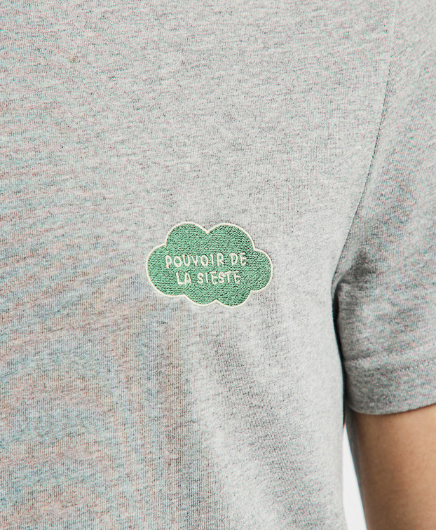 Tee-shirt Barthélémien brodé Pouvoir de la sieste gris en coton recyclé - zoom broderie