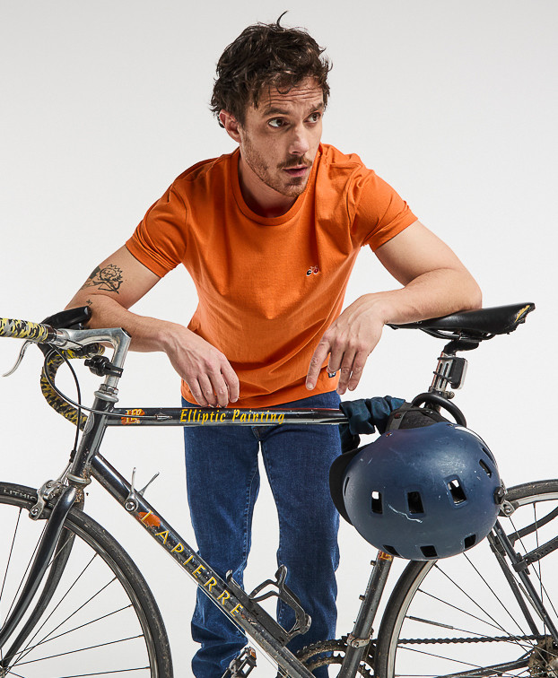 Tee-shirt Barthélémien brodé vélo orange en coton recyclé - vue vélo
