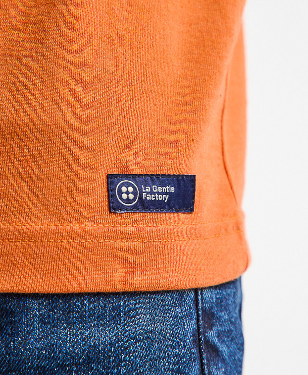 Tee-shirt Barthélémien brodé vélo orange en coton recyclé -zoom étiquette