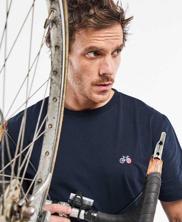 Tee-shirt Barthélémien brodé vélo marine en coton bio - face avec vélo
