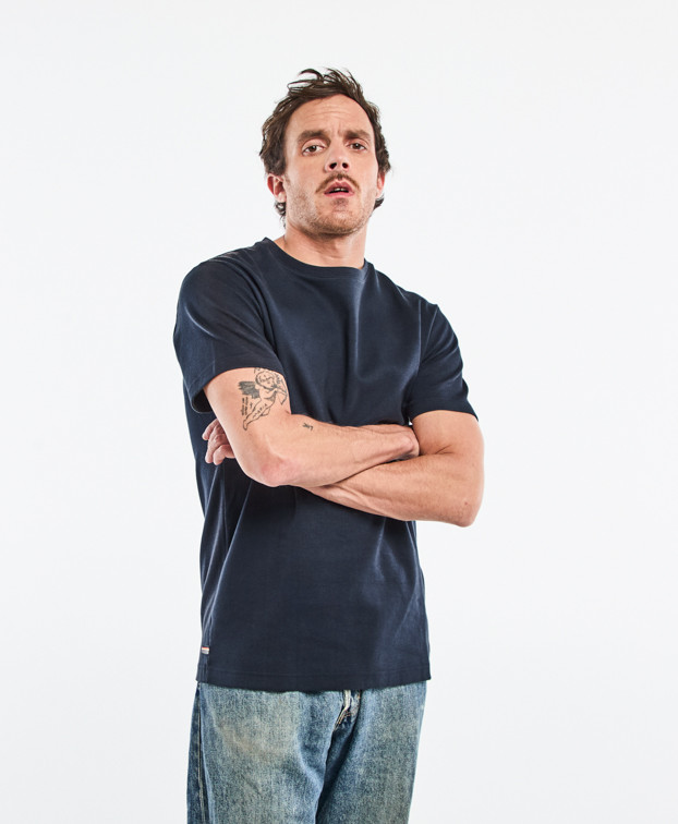 Tee-shirt Isao Lourd en maille milano bleu marine made in France - bras croisés
