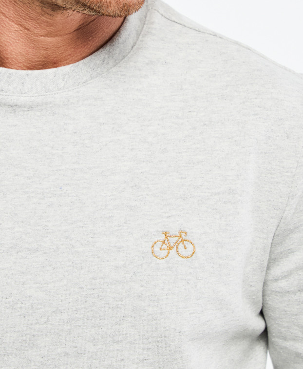 Basile Sweat brodé vélo doré en gris clair en coton recyclé - zoom broderie