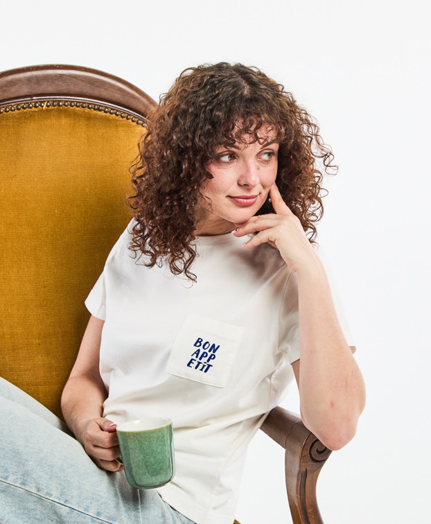 Tee-shirt Prune écru "Bon appétit" en coton bio - fauteuil