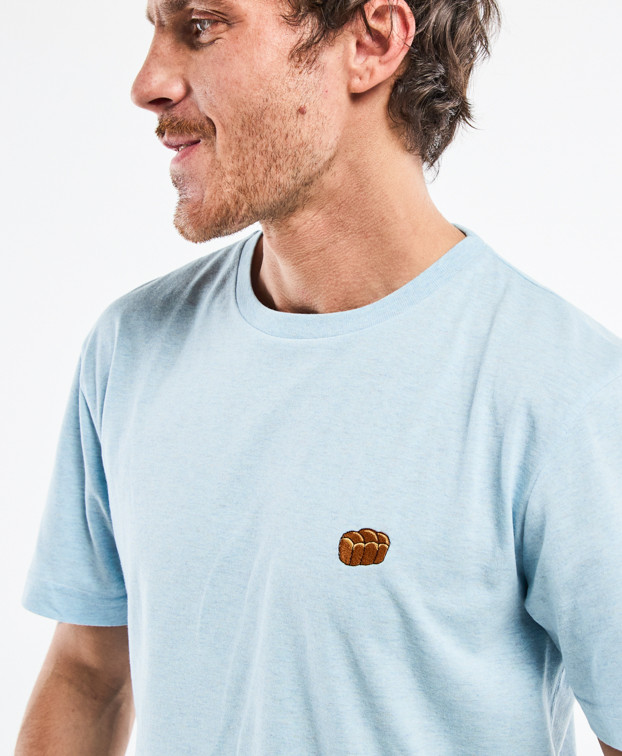 Tee-shirt Barthélémien bleu ciel brodé "Brioche" Made in France - profil